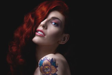 siyah üzerine kırmızı saçlı kız