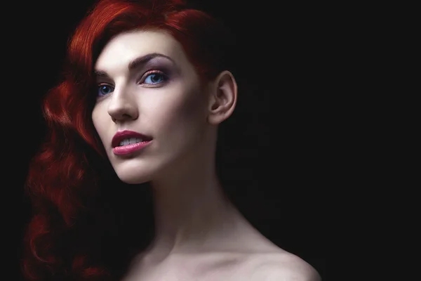 siyah üzerine kırmızı saçlı kız