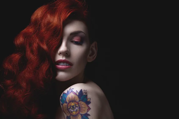 siyah üzerine kırmızı saçlı kız