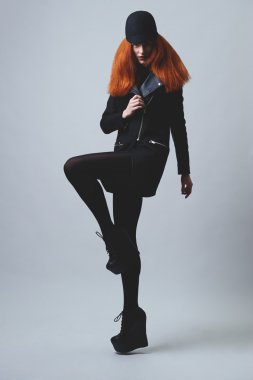 yüksek topuklar üzerinde kırmızı saçlı binici