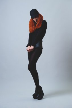 yüksek topuklar üzerinde kırmızı saçlı binici