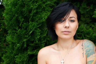 Bahçedeki dövmeli güzel siyah saçlı kız