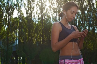 mutlu kız açık havada telefon kullanarak uygun