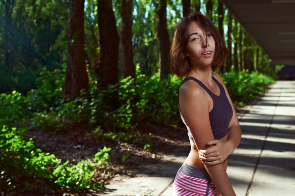 Happy fit girl posing in the park — Stock Photo, Image