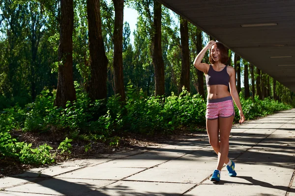 Happy fit girl posing in the park — Stock Photo, Image