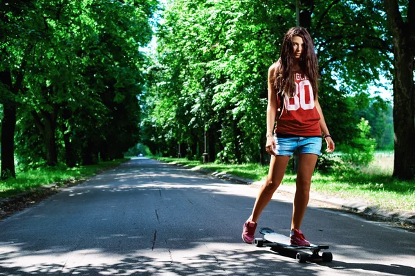 Menina urbana com longboard — Fotografia de Stock