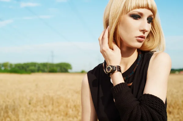 Blond girl in the fields — Stock Photo, Image