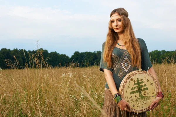 Hippie-Dame auf dem Feld — Stockfoto