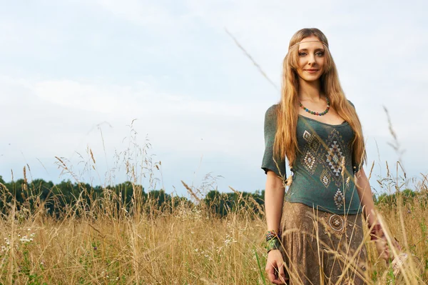 Hippie lady in the fields — Stock Photo, Image