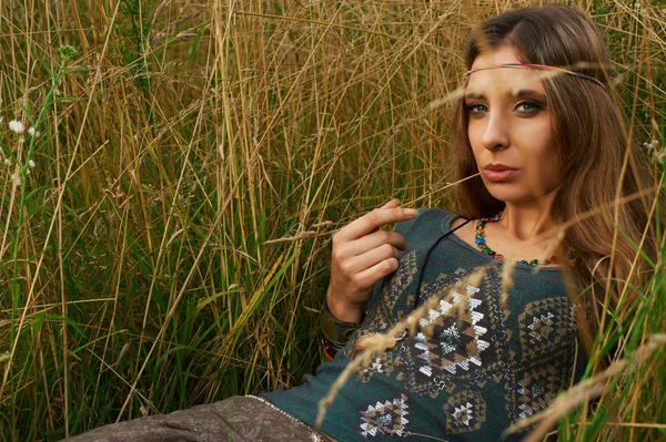 Hippie senhora no campo — Fotografia de Stock