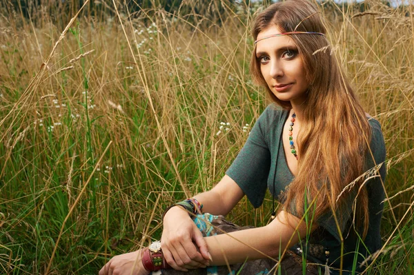 Hippie dame in de velden — Stockfoto