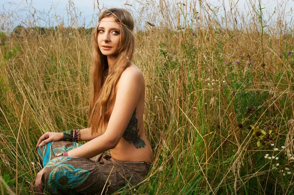 Hippie-Dame auf dem Feld — Stockfoto