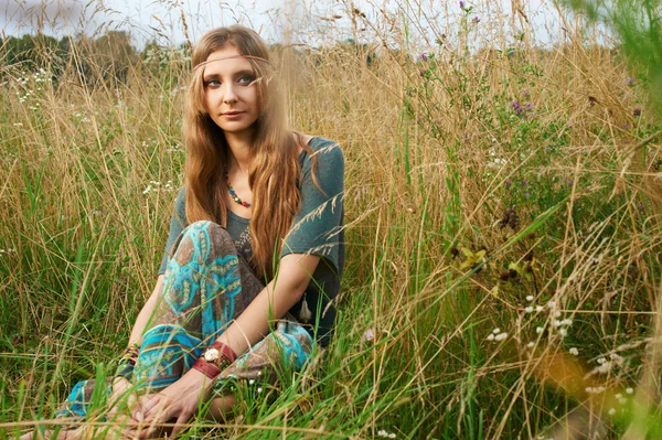 Hippie dam i fälten — Stockfoto