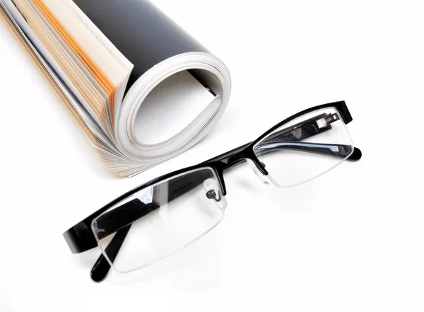 Magazin und Brille — Stockfoto