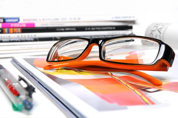 Tijdschriften met een funky bril — Stockfoto