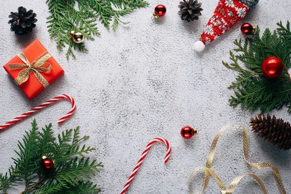 クリスマスのシンボル付きクリスマスグリーティングカードテンプレート フラットレイ写真 — ストック写真