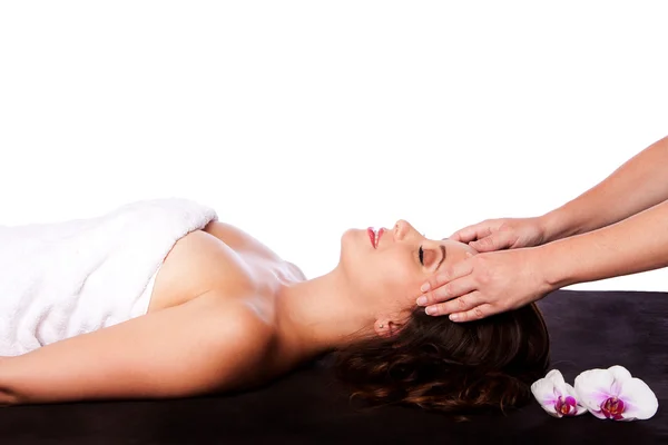 Avslappnande ansiktsbehandling massage i spa — Stockfoto