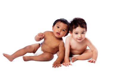 birlikte oturan iki şirin bebek