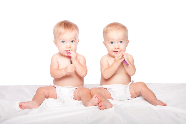 Симпатичные близнецы с ложками
