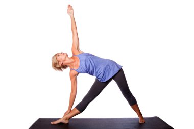 güzel bir kadın üçgeni yoga pose yapıyor