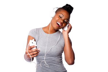 Güzel bir kadın müzik dinliyor.