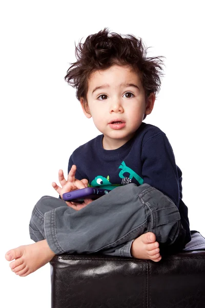 Söt pojke sitter med mobil enhet — Stockfoto