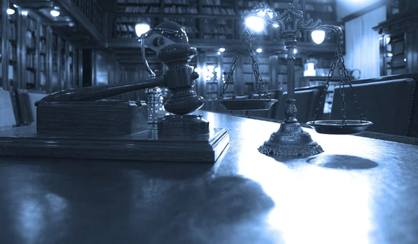 Symbol für Recht und Gerechtigkeit in der Bibliothek — Stockfoto