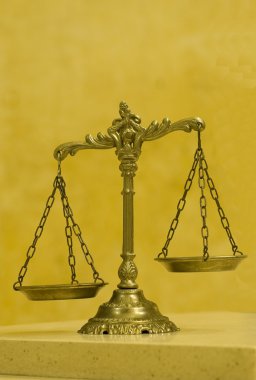 Mahkeme salonunda adaletin dekoratif terazisi