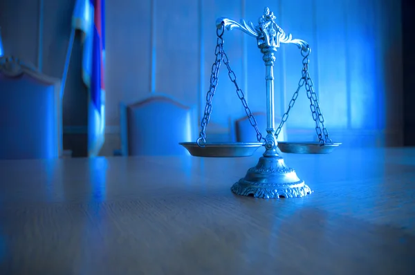 Mahkeme salonunda adaletin dekoratif terazisi