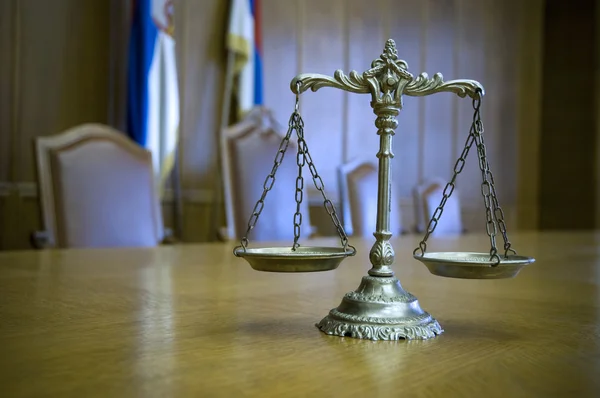 Декоративні ваги правосуддя в залі суду — стокове фото