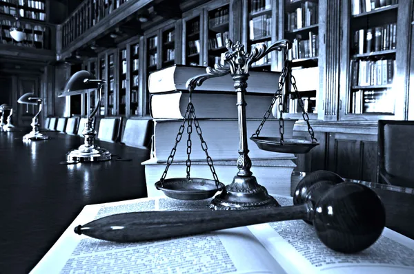 Kütüphanede adaletin dekoratif terazisi