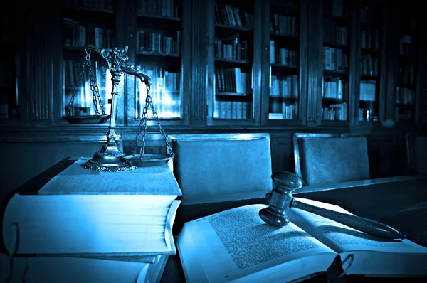 Kütüphanede adaletin dekoratif terazisi