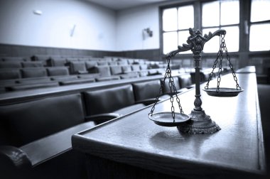 Mahkeme salonunda adaletin dekoratif terazisi