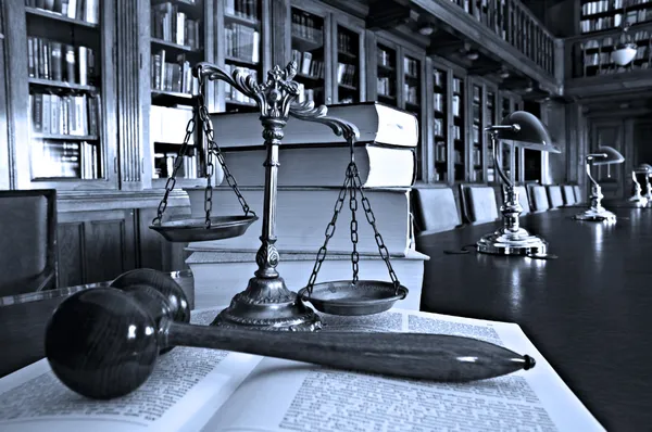 Bilance decorative di giustizia in biblioteca — Foto Stock