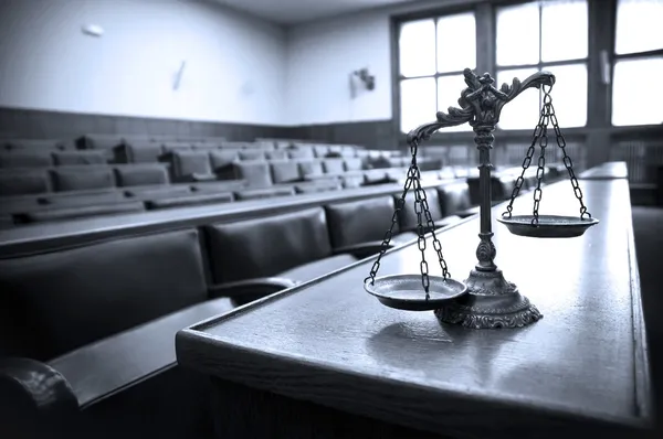 Dekorativní váhy spravedlnosti v soudní síni Stock Snímky
