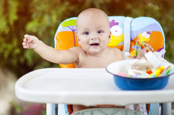 Baby in kinderstoel — Stockfoto