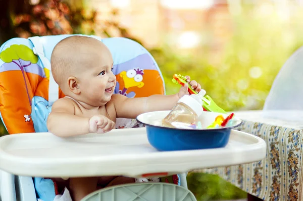 Baby in kinderstoel — Stockfoto