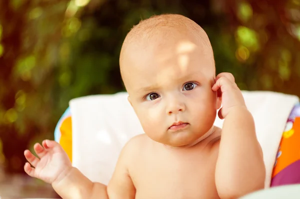 Baby in kinderstoel — Stockfoto