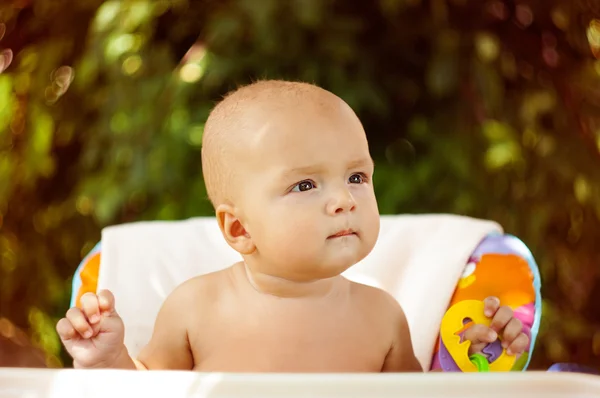 Baby in kinderstoel — Stockfoto