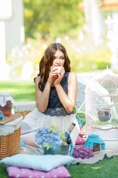 Portrait of a beautiful young woman on nature. — Stock Photo, Image