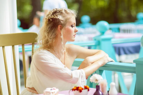 Portret van een mooie jonge vrouw op aard. — Stockfoto