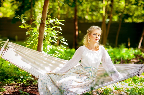 doğa üzerinde güzel bir genç kadının portresi.