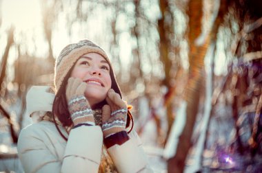 Güzel bir genç kadının portresi.