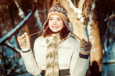 Güzel bir genç kadının portresi.