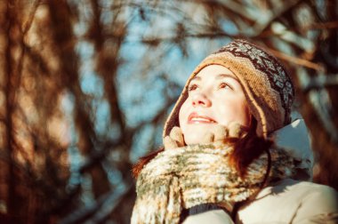 Güzel bir genç kadının portresi.