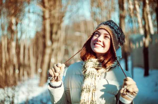 Retrato de una hermosa joven — Foto de Stock