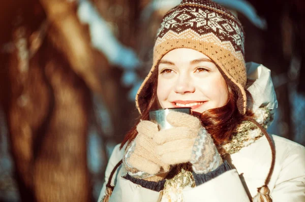 Portret van een mooie jonge vrouw — Stockfoto