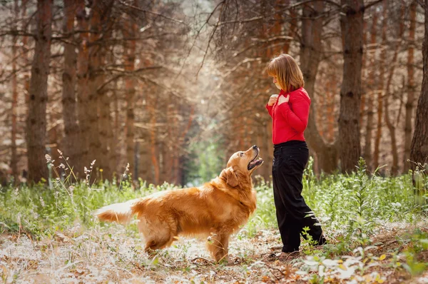 Porträt einer Frau mit ihrem Hund — Stockfoto