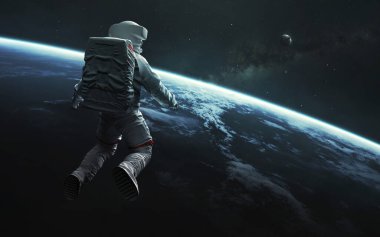 Dünya 'nın yörüngesindeki uzay yürüyüşünde astronot. Görüntü elementleri Nasa tarafından sağlandı