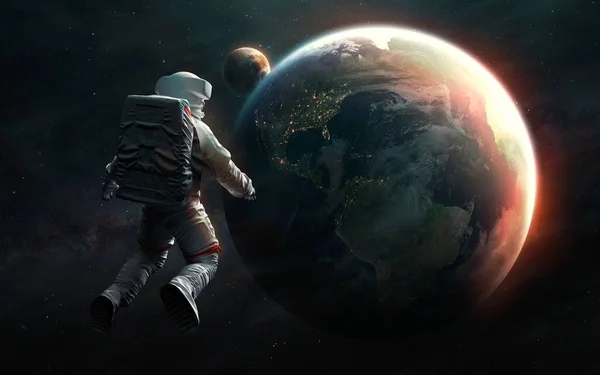 Astronaut bij de ruimtewandeling kijkt naar de Aarde planeet. Elementen van beeld geleverd door Nasa — Stockfoto